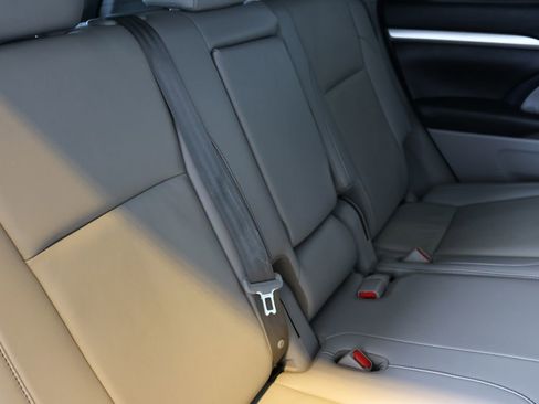 Used 2019 Toyota Highlander XLE image 33