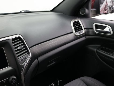 Used 2019 Jeep Grand Cherokee Laredo RWD image 36