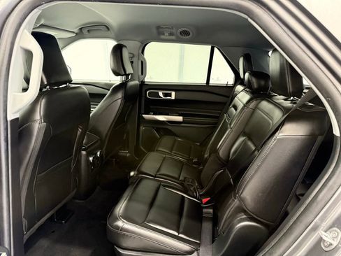 Used 2022 Ford Explorer XLT w/ Equipment Group 202A image 18