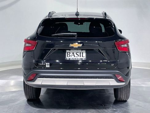 Used 2025 Chevrolet Trax LT w/ LT Convenience Package FWD image 12