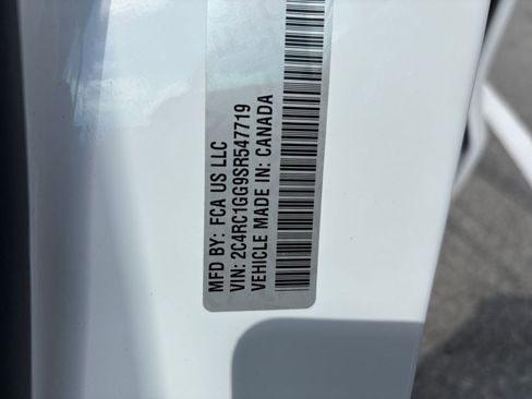 Used 2025 Chrysler Pacifica Limited image 34