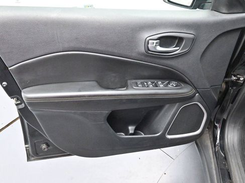 Used 2018 Jeep Compass Latitude FWD image 10