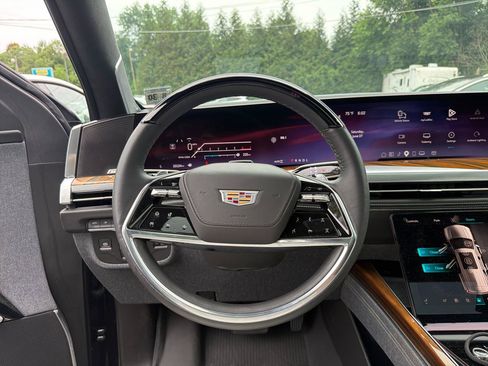 Used 2025 Cadillac Escalade ESV Sport Platinum w/ LPO, ONYX Package AWD/4WD image 25