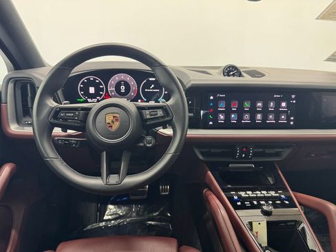 Used 2025 Porsche Cayenne S AWD/4WD image 3