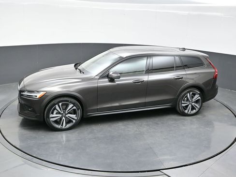 Used 2025 Volvo V60 B5 Cross Country Plus image 31