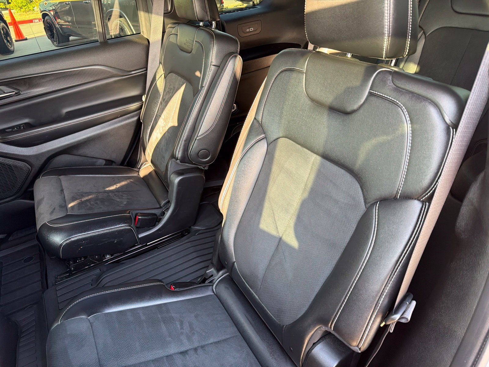 Used 2024 Jeep Grand Cherokee L Altitude AWD/4WD image 19