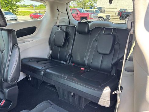 Used 2023 Chrysler Pacifica Touring-L FWD image 10