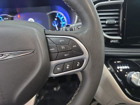 Used 2023 Chrysler Pacifica Touring-L image 18