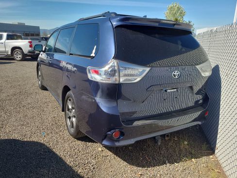 Used 2019 Toyota Sienna SE w/ SE Preferred Package image 3