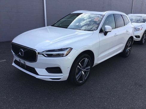 Used 2018 Volvo XC60 T5 Momentum w/ Vision Package AWD/4WD image 3