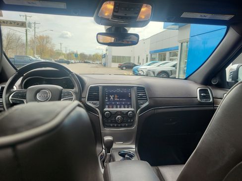 Used 2018 Jeep Grand Cherokee Overland AWD/4WD image 3