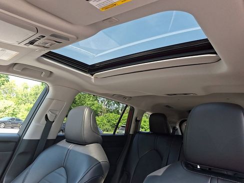 Used 2023 Toyota Highlander XLE FWD image 16