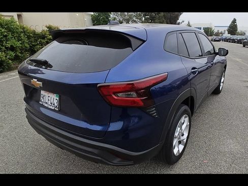 Used 2024 Chevrolet Trax LS w/ LS Convenience Package FWD image 4