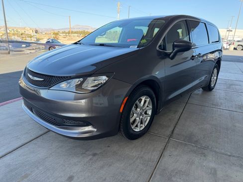 Used 2023 Chrysler Voyager LX image 7