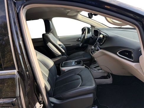 Certified 2024 Chrysler Pacifica Touring-L image 15