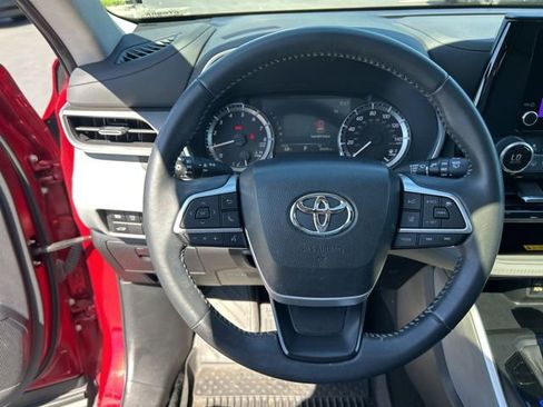 Used 2023 Toyota Highlander XLE FWD image 19