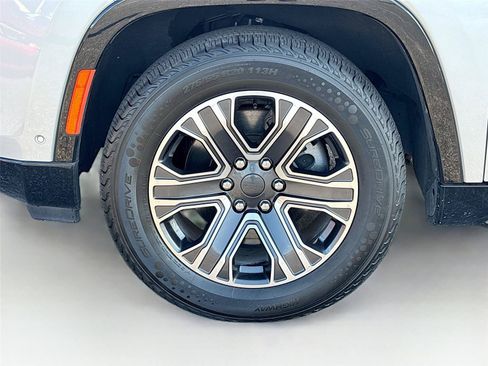 Used 2024 Jeep Wagoneer L Series II RWD image 37