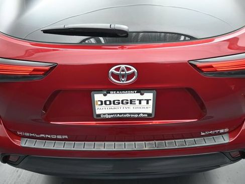 Used 2023 Toyota Highlander Limited FWD image 12
