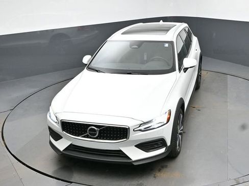 Certified 2025 Volvo V60 B5 Cross Country Plus image 51