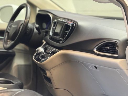 Used 2019 Chrysler Pacifica Touring-L FWD image 2
