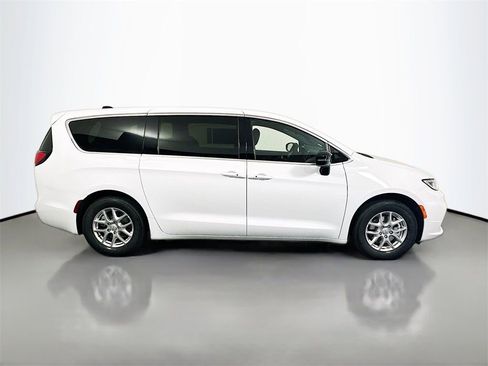 New 2026 Chrysler Pacifica Select image 8