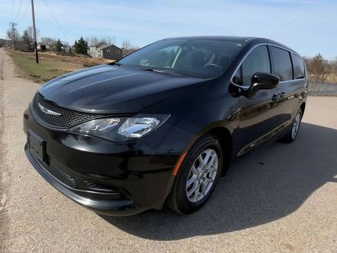 Used 2022 Chrysler Voyager LX FWD image 4