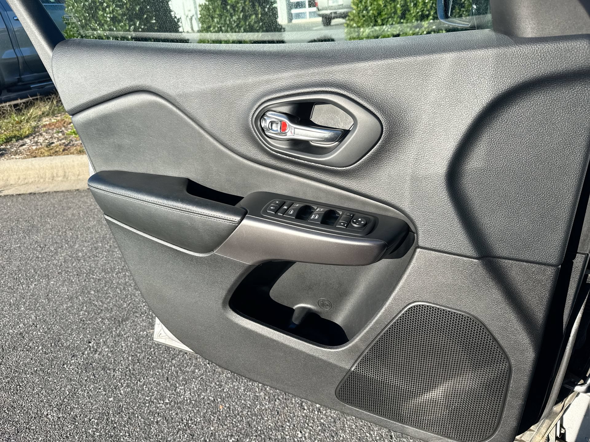 Used 2019 Jeep Cherokee Latitude Plus FWD image 18