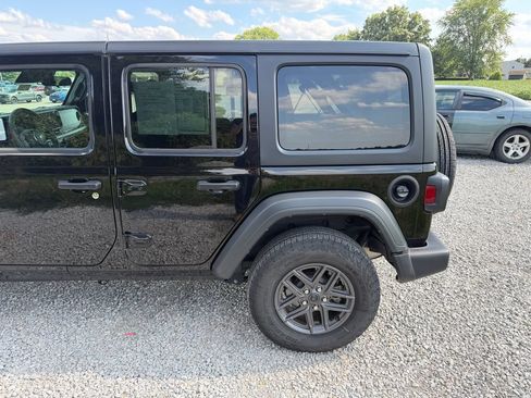 Used 2025 Jeep Wrangler Unlimited Sport AWD/4WD image 17