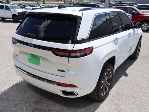 Used 2022 Jeep Grand Cherokee Overland w/ Luxury Tech Group IV AWD/4WD image 5