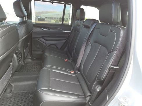 Used 2025 Jeep Grand Cherokee Limited w/ Luxury Tech Group II AWD/4WD image 15