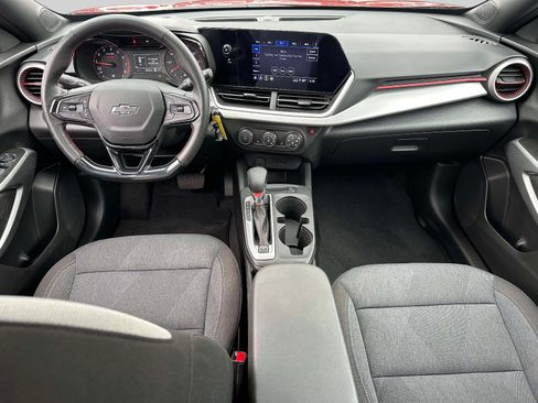 Used 2024 Chevrolet Trax RS w/ Sunroof Package FWD image 12