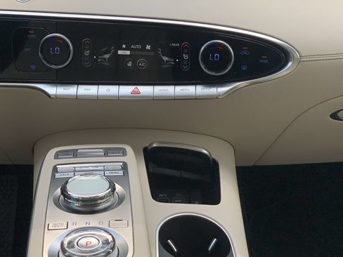 Used 2023 Genesis GV70 2.5T w/ Select Package AWD/4WD image 18