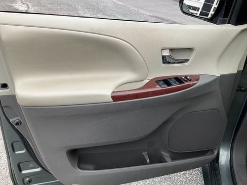 Used 2014 Toyota Sienna XLE image 7