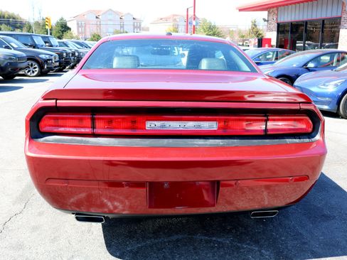 Used 2014 Dodge Challenger SXT image 10