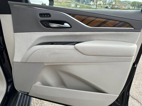Used 2022 Cadillac Escalade Sport Platinum w/ LPO, Floor Liner Package AWD/4WD image 40