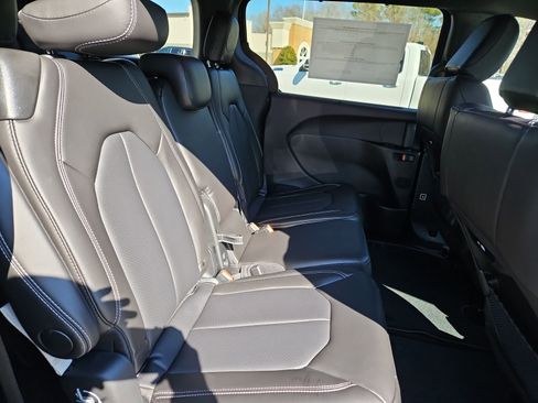 New 2026 Chrysler Pacifica Select FWD image 17