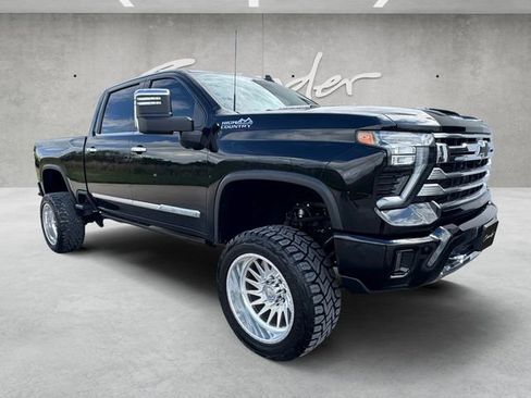 Used 2024 Chevrolet Silverado 2500 High Country w/ Technology Package AWD/4WD image 2