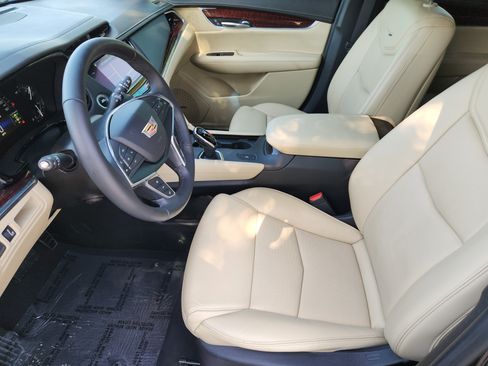 Used 2018 Cadillac XT5 Luxury w/ Driver Awareness Package FWD image 15