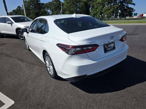 Used 2021 Toyota Camry LE image 4