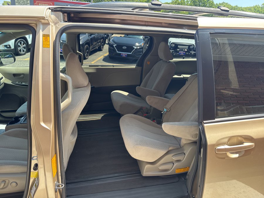 Used 2013 Toyota Sienna LE FWD image 19