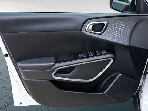 Used 2023 Kia Soul LX w/ LX Technology Package FWD image 25