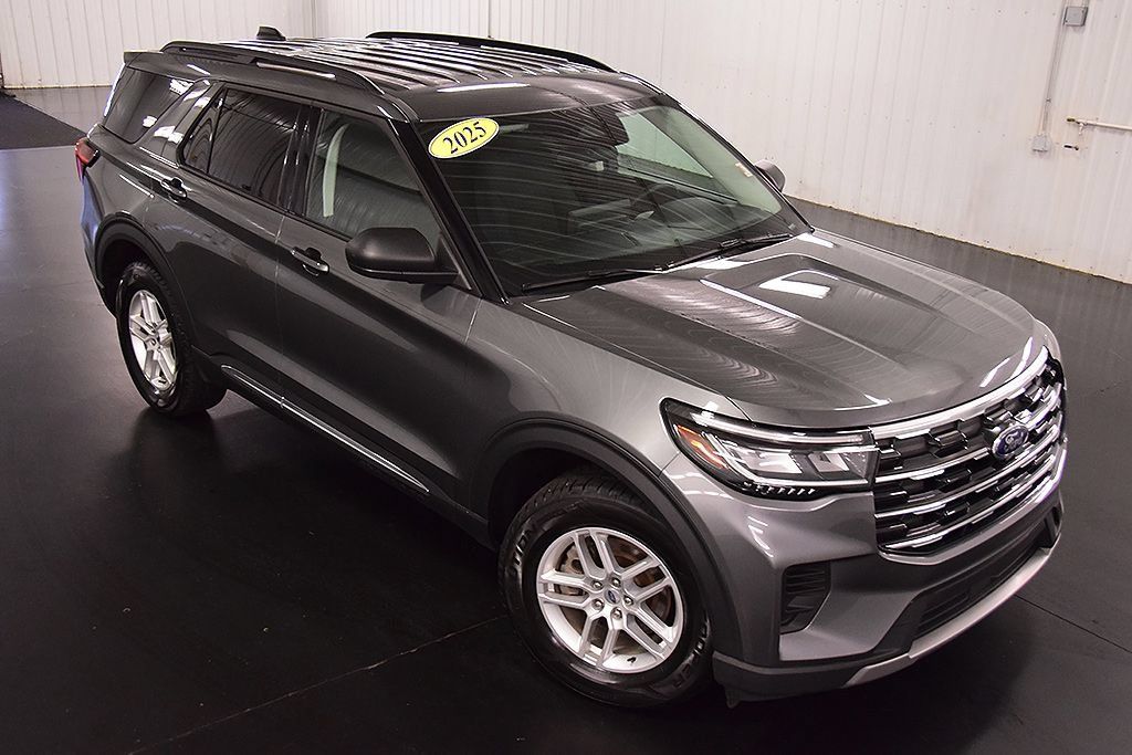 Used 2025 Ford Explorer Active AWD/4WD image 10