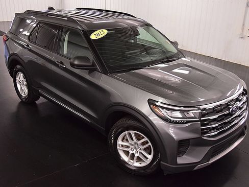 Used 2025 Ford Explorer Active AWD/4WD image 10