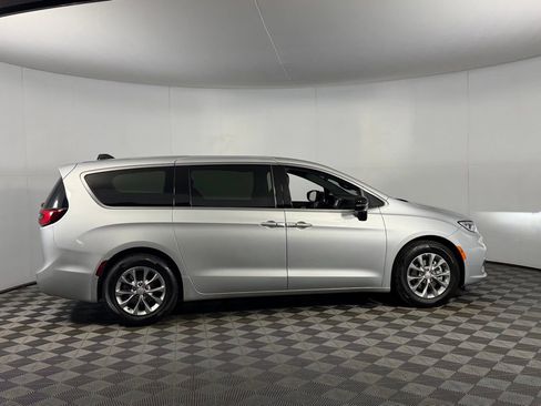 Used 2026 Chrysler Pacifica Limited FWD image 10