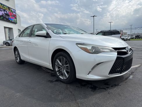 Used 2016 Toyota Camry SE w/ Moonroof Package FWD image 3