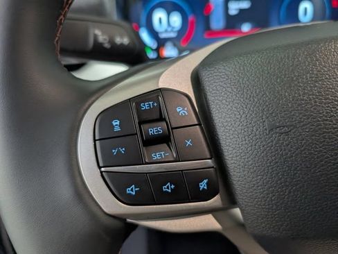 Used 2025 Ford Explorer Active AWD/4WD image 19