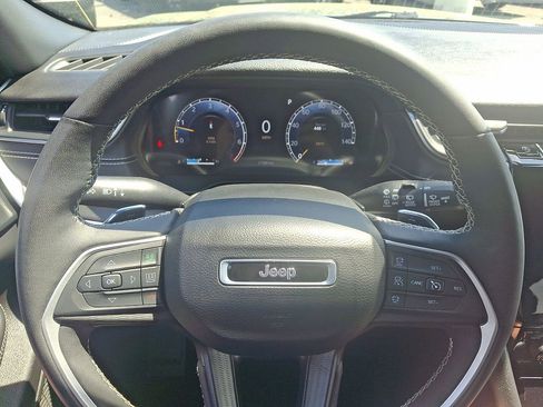 Used 2024 Jeep Grand Cherokee Altitude AWD/4WD image 16