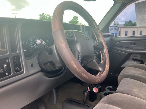 Used 2006 Chevrolet Silverado 2500 LT AWD/4WD image 9
