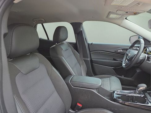 Used 2025 Chevrolet Trax LT w/ LT Convenience Package image 12