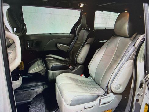 Used 2014 Toyota Sienna Limited w/ Limited Premium Package image 4